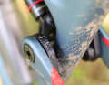 A geometry adjustment via flipchip also allows a small 27.5 inch rear wheel on the Merida One Forty.