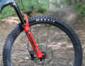 Lightweight tubeless wheels, such as the Roval Traverse SL II, are the number one tuning tip for the Merida One-Forty. However, the change also required a new brake disc with a 6-hole mount.