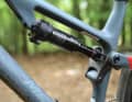 Reaches its limits on long descents: the small Rockshox Deluxe Select+ shock in the Merida One-Forty 6000.