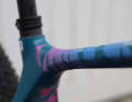 Thanks to several segments and a clever cut, the Dyedbro frame protection film adapts well to the shape of the frame.