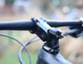 A stem with suspension? Yes, the joint allows a movement of up to 20 millimetres.