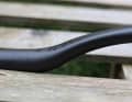 The oval shape of the OneUp carbon handlebars is only slightly visible in the offset area. However, it can be clearly felt by hand.