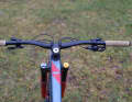 The geometry of the 800 millimetre wide OneUp carbon handlebars puts your hands in a comfortable grip position.