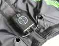 Cette petite unité de commande fixée au pantalon permet de mettre en marche et de commander les Reboots Go X. La connexion Bluetooth avec le téléphone portable est rapidement établie.