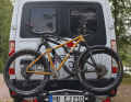 Zwei Mountainbikes lassen sich auf dem Eufab SD260 ohne Platzprobleme unterbringen. Der Überhang bleibt zu allen Seiten klein.
