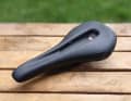 Enduro riders sit in the saddle for a long time and have to control their bike precisely on descents. The Ergon SM Enduro Comp Men saddle is designed to help them do both.