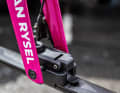 Der Pro 360 Bike Workstand wurde in zusammenarbeit mit den Mechanikern des Van Rysel Roubaix Teams entwickelt und klemmt das Fahrrad an der Steckachse der Gabel.