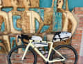 L'œuvre d'art avant l'œuvre d'art : le carbone avant l'acrylique. Le Race Gravelbike Rose Backroad FF est disponible à partir de 3650 € dans un maximum de cinq couleurs. Cette couleur s'appelle : Dirty Lemon.