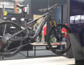 The Specialized Levo R aims to combine full electric power with a lightweight design and a long range. To achieve this, the suspension travel has been reduced.