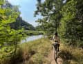 De l'action en singletrail ! Comme j'aurais aimé sauter dans la rivière, mais pas le temps ! Nous avons des kilomètres à parcourir.