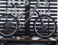 Zur Neuauflage erstrahlt das Veloheld Iron Stahl-Hardtail in glitzerndem Lavendel-Lacj.
