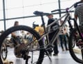 Großer Auftritt für die farbigen Intend-Parts von Unicorn: Auf der Bespoked wurden die Spezialteile an einem Heintz Funamentalist Titan-Fully gezeigt.