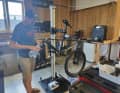 Matthias Eberle, mechanic at Tektro, installs the new shifting group on the test bike.