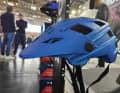 ... oder für das Gelände wie den blauen MTB-Helm mit Visier.