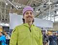 Vincent is happy because Vincent is already allowed to wear the Gorewear jacket with the ISPO Award. But it is still a prototype. The breast pocket will be replaced by two side pockets.