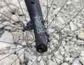 Die Columbus Carbongabel ist ein Highlight, das man erst aus der Nähe erkennt. Sie dämpft herrlich und hat Anschraubpunkte fürs Bikepacking.