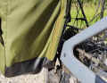 This showed that it is not quite as dimensionally stable as a pannier with a frame. The zip also gets everything that the tyres stir up: dust, mud and water. Incidentally, the rain cover is concealed behind this zip.