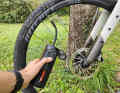 Battery-powered air pumps in the test: This is what the 4 mobile and 4 stationary mini compressors can do