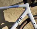 However, this does not hide the clear lines of the carbon bike.