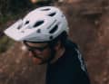Der Dissent: für den Enduro-Einsatz. Dissent heißt Widerspruch. Gegen was will der Helm widersprechen? Hoffentlich dem Kopfweh nach Sturz.
