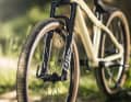The geo of the Dirtjumper promises playful handling. Reach values and BB drop have been increased to offer more riding stability.