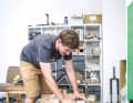 Der Chef überprüft persönlich die Qualität der Zuliefererteile. Auch Recycling liegt ihm am Herzen: Die vielen Versandkartons werden alle wiederverwertet.