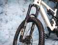The Fox 36 Performance Elite on the Specialized has the same technology as the top model in the Factory range. Only the shiny Kashima coating is missing.