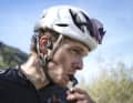 So-called bone-sound headphones transmit the music through the skull and leave the ears free. This means that other road users, the bike and nature remain audible when cycling.