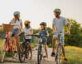 Damit der Radurlaub mit Kindern zum Erfolg wird, hilft es bei der Planung und unterwegs einige Punkte zu beachten. Die Ausrüstung mit passendem Fahrrad und Helm ist Grundvoraussetzung.