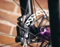 So sieht das eingebaut aus: Die Elite Pads in einem Shimano XT Sattel mit Jagwire Bremsscheibe.