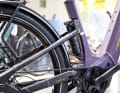 Hinten dämpft ein Suntour Edge Evo Schläge ab – ebenfalls eine Luftfeder, ebenfalls mit Lockout.