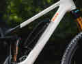 The carbon frame of the Sign-E is designed to combine lightness and maximum rigidity for light-footed handling.