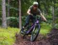 Modern trail geometry with a steep seat and flat steering angle for a central riding position - that's what the menu card of the BIXS Sign-E Carbon says.