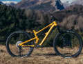 With Marzocchi suspension and Deore 12-speed and DB8 brakes, the Core 1 should also offer solid trail performance for 2799 euros. However, at 16.5 kilos, the bike is quite heavy.