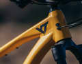 YT continues to rely on classic cable routing. Mechanics are happy about that.