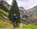 Beautiful valleys, high peaks and perhaps a stop at a mountain hut afterwards: the Gravel Peaks in the Alps are not to be missed by gravel bikers!