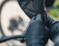 Biken ohne Handschuhe? Das ist auch im Sommer keine gute Idee. Kinetixx hat mit dem neuen Farik Superlight einen Allround-Handschuh für besonders heiße Tage im Programm.