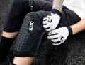 •	K-Pact Zip SQ: Baut auf der Schutzwirkung des K-Pact SQ (Level 2) auf, verfügt jedoch zusätzlich über einen seitlichen Reißverschluss („Quick_E Zipper“) zum einfacheren An- und Ausziehen. Preis: 139,99 Euro.