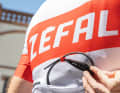 L'antivol pratique K-Traz Zip3 de Zefal permet de sécuriser aussi bien la selle que les pneus ou les bagages. De plus, il se glisse parfaitement dans la poche du maillot.