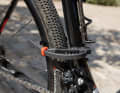 Par exemple, lors d'une longue randonnée ou d'un bikepacking, on fait quelques courses et on doit laisser brièvement son vélo et ses accessoires sans surveillance.