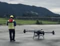 Personen kann die DJI-Drohne noch nicht aus dem Berg retten, aber immerhin Notfall-Equipment bis 30 Kilo an die Unfallstelle bringen.
