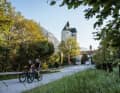 Time and again, the trails wind their way through the villages of the Kitzbühel Alps region, as here through Hopfgarten.