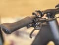 Sporty short brake levers and ergo grips: a good mix.