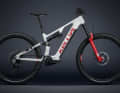 Das Kellys Theos AX kommt mit 170/160 mm Federweg als sportliches E-Enduro.