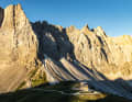 100 Jahre sitzt die Falkenhütte bereits auf ihrem Thron im Karwendel. Frisch saniert erstrahlt sie im neuen Licht.