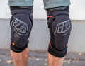 Choice of Champions: Der Troy Lee Designs Raid Knee vermittelt schon im Stand viel Sicherheit