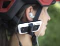 In-Ear-Kopfhörer, wie hier am Cardo Packtalk Outdoor, sind im Straßenverkehr nicht erlaubt. Dank Mesh-Kommunikation sind Biker unabhängig vom Mobilfunknetz.