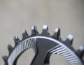 The difference to Sram's twelve-speed chainrings is clearly recognisable. Different chain widths ensure that Sram's and Shimano's twelve-speed chains require the corresponding chainrings.  