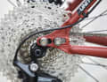 Thanks to the solidly bolted, horizontally adjustable dropouts, the steel MTB can be converted into a single speed bike. During winter testing, some of the inexpensive parts started to show some rust film.