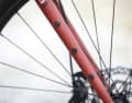 Good for load distribution on bikepacking tours: all kinds of luggage can be attached to the rigid fork of the Kona Unit X.